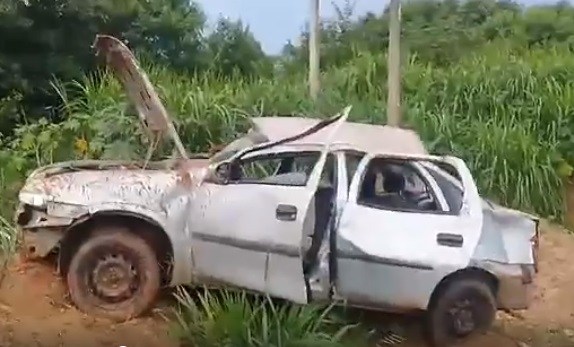 Com quatro pessoas abordo, carro com placas de Pacaembu capota e fica destruído