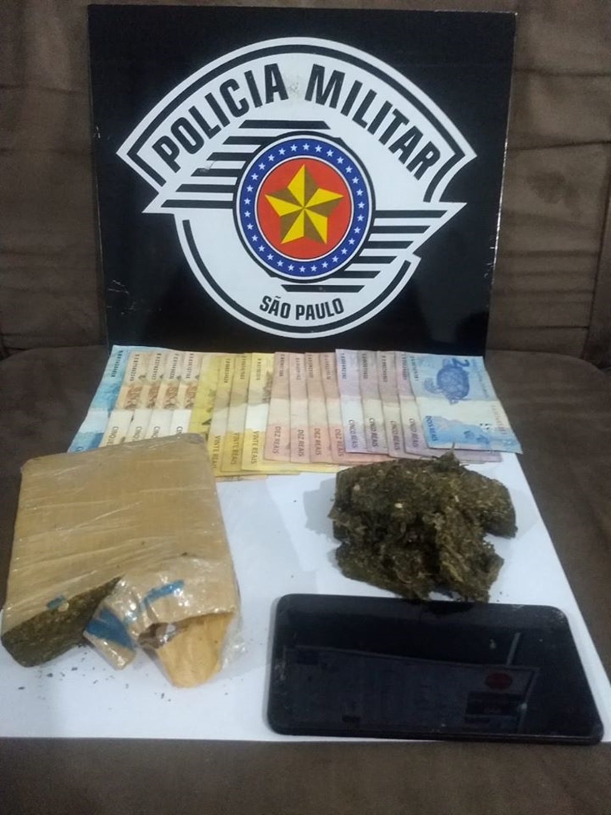 Polícia Militar prende homem por tráfico e aprende meio kg de droga e dinheiro, em Dracena