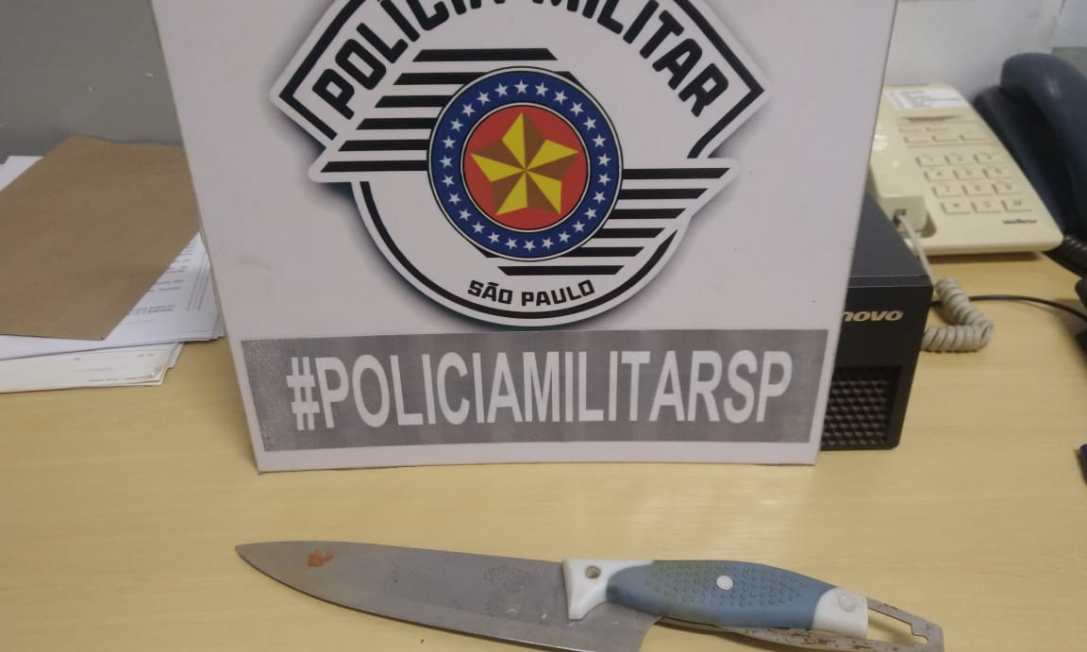 Homem ameaça a ex-mulher e amiga de morte e é preso com faca pela Polícia Militar