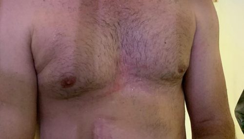 Defesa alega que filho suspeito de assassinar os próprios pais confessou crime mediante agressão policial