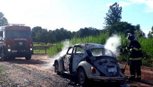 Fusca pega fogo e mobiliza o Corpo de Bombeiros