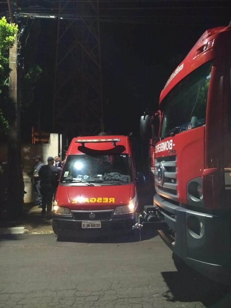 Bombeiros resgatam Homem que ameaçava se atirar de torre de telefonia em Adamantina