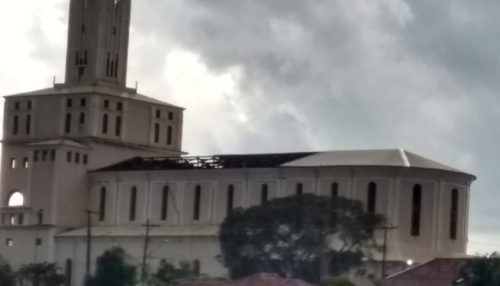 Temporal com chuva e ventos fortes provocaram destelhamento na Igreja Matriz de Lucélia
