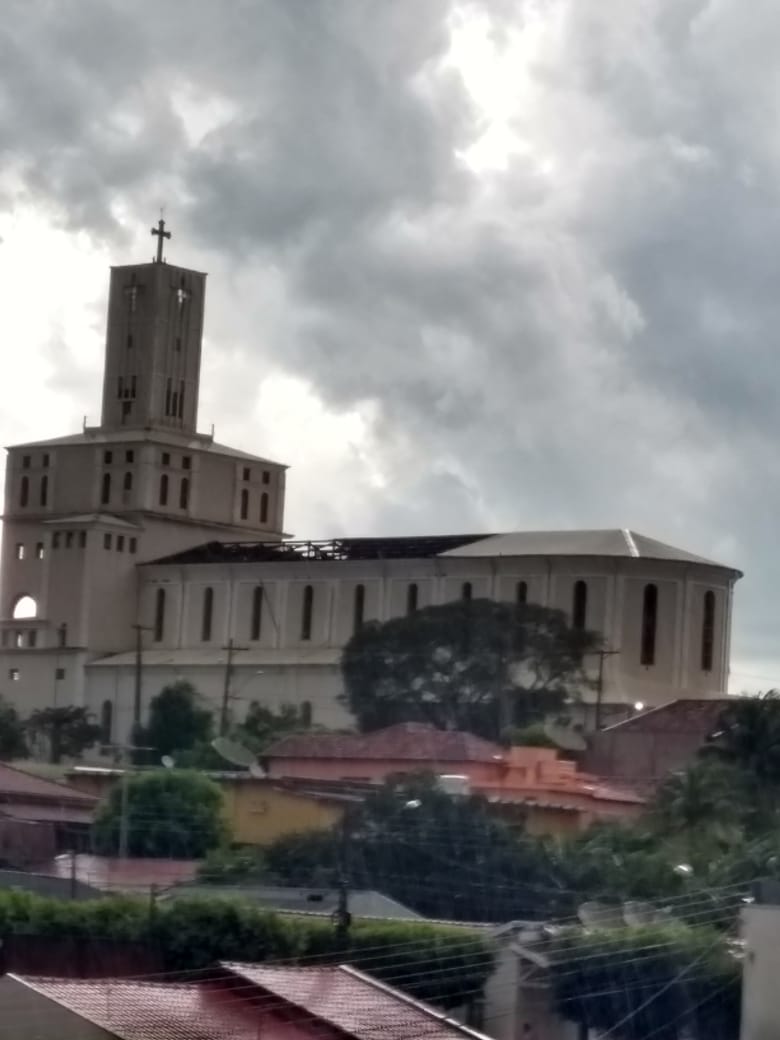Temporal com chuva e ventos fortes provocaram destelhamento na Igreja Matriz de Lucélia