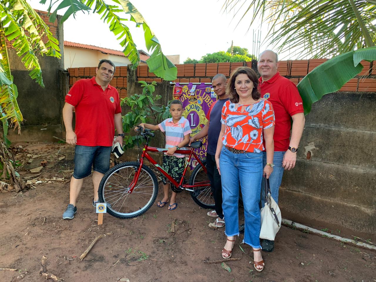 Lions Clube de adamantina entrega 2ª bicicleta da Campanha “Plante e Cultive uma Árvore e Preserve a Vida”
