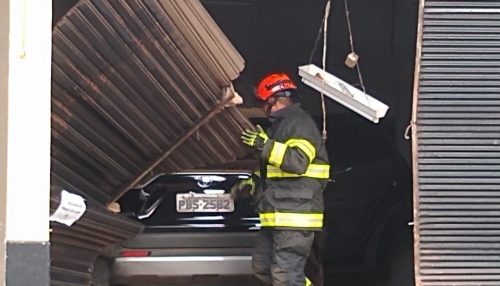 Motorista perde o controle da direção e carro invade loja no centro de Adamantina