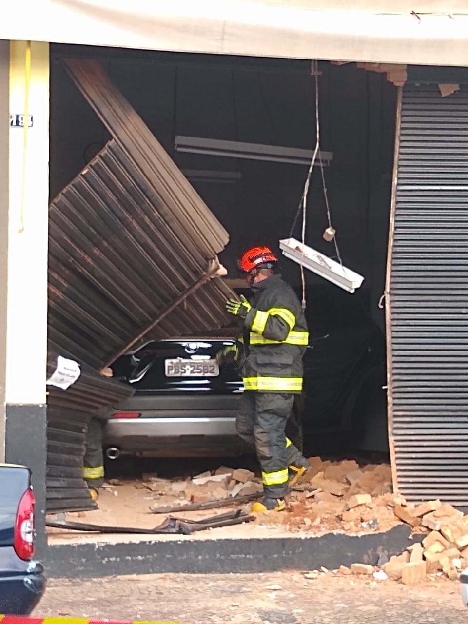 Motorista perde o controle da direção e carro invade loja no centro de Adamantina