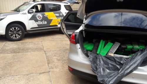 PM Rodoviária descobre carro com mais de 200 kg de maconha e skank no porta-malas, na SP-425