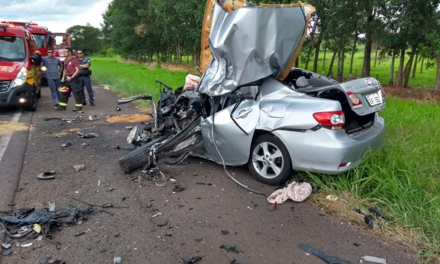 Homem tira a própria vida ao bater carro contra caminhão