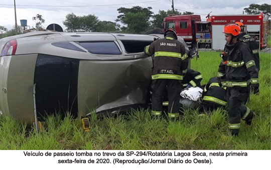 Veículo tomba no trevo da SP-294 na Rotatória de acesso ao bairro Lagoa Seca