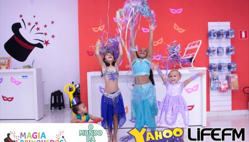 Tarde de alegria e fantasias proporcionada pela loja Magia Brinquedos