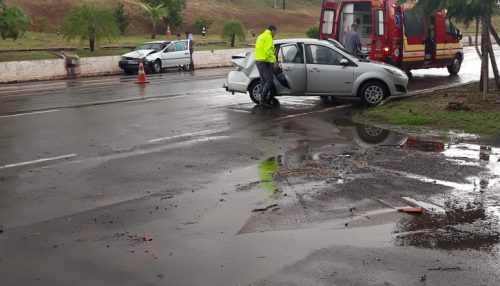 Idoso se confunde e bate o carro na traseira de veículo que seguia à frente na SP-294 em Adamantina