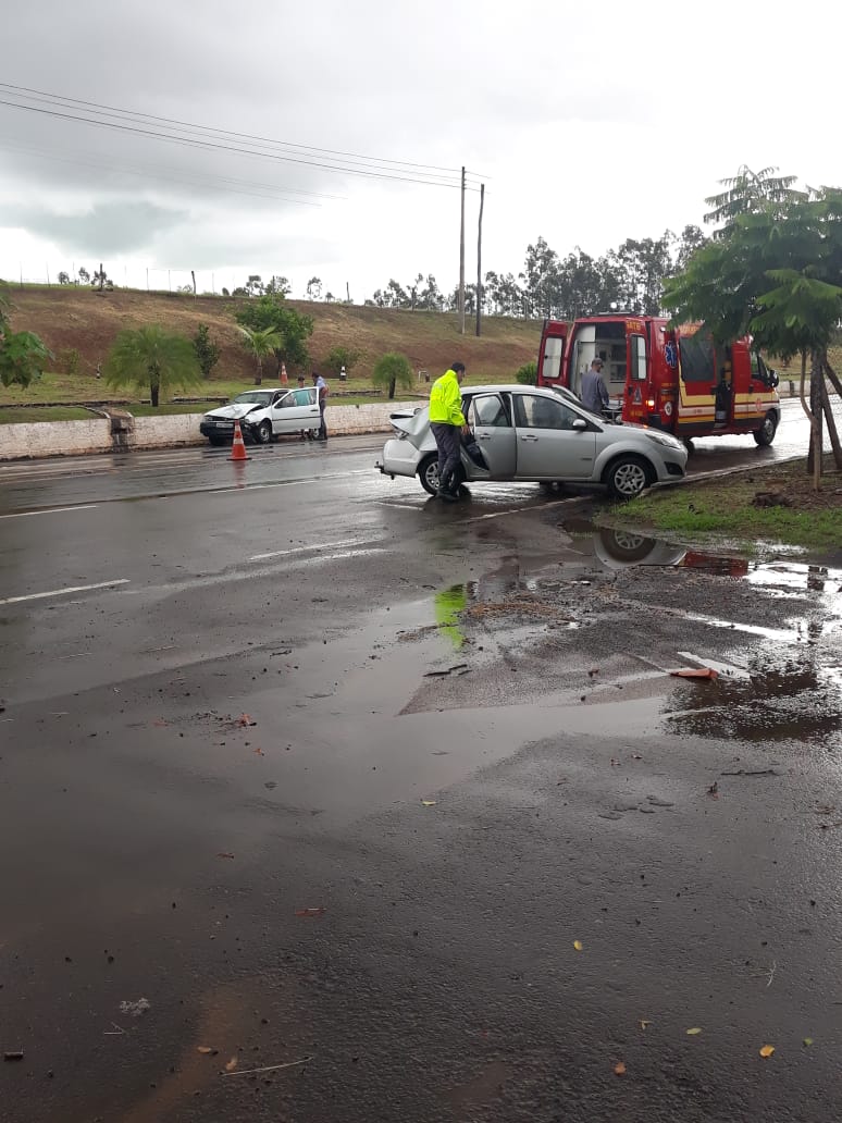 Idoso se confunde e bate o carro na traseira de veículo que seguia à frente na SP-294 em Adamantina