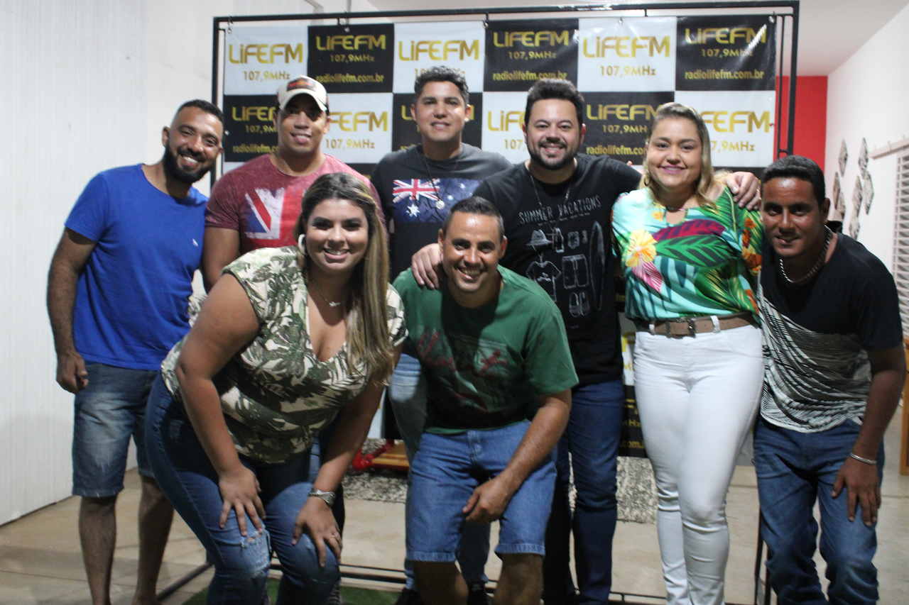 Grupo Estilo Atrevido anima o Programa Agora é que São Elas da Life FM