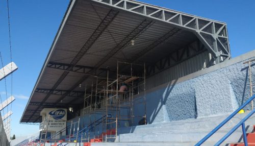 Estádio Municipal de Adamantina recebe rede de proteção contra pombos na cobertura da arquibancada