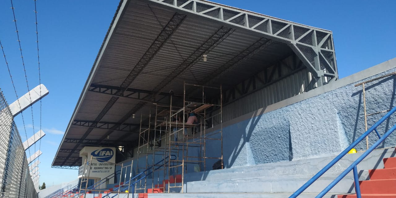 Estádio Municipal de Adamantina recebe rede de proteção contra pombos na cobertura da arquibancada