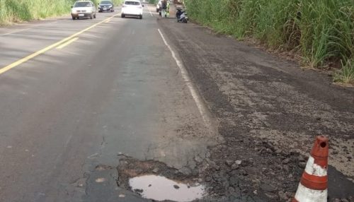 Mulher sofre ferimentos graves após motocicleta passar por buraco e tombar na SP-294