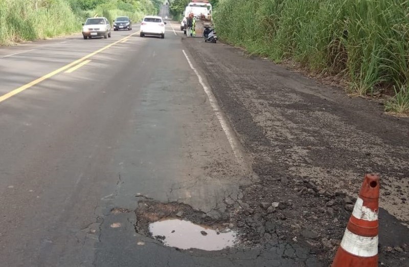 Mulher sofre ferimentos graves após motocicleta passar por buraco e tombar na SP-294