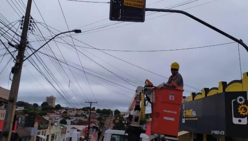 Prefeitura de Adamantina informa que o semáforo da esquina entre a Av. Cap. José Antônio de Oliveira e Av. Ademar de Barros estará temporariamente desligado