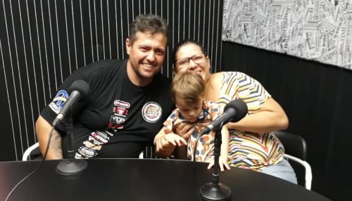 Théo e Gisela pedem ajuda para o garotinho Davi a andar, no Jornal do Meio Dia