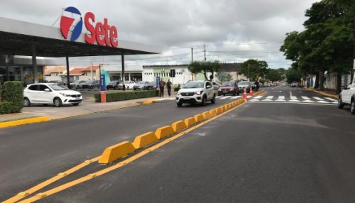 Departamento de Trânsito de Adamantina instala prismas no alto da Avenida Rio Branco