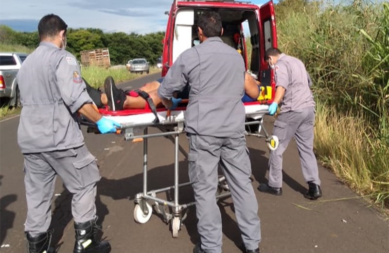 Acidente com moto e animal deixa casal ferido próximo à antiga Usina Floralco em Flórida Paulista