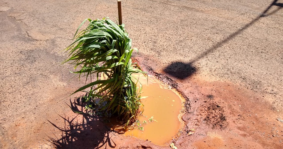 Buracos no asfalto da Estação Recreio de Adamantina causa problemas para feirantes e autoescolas