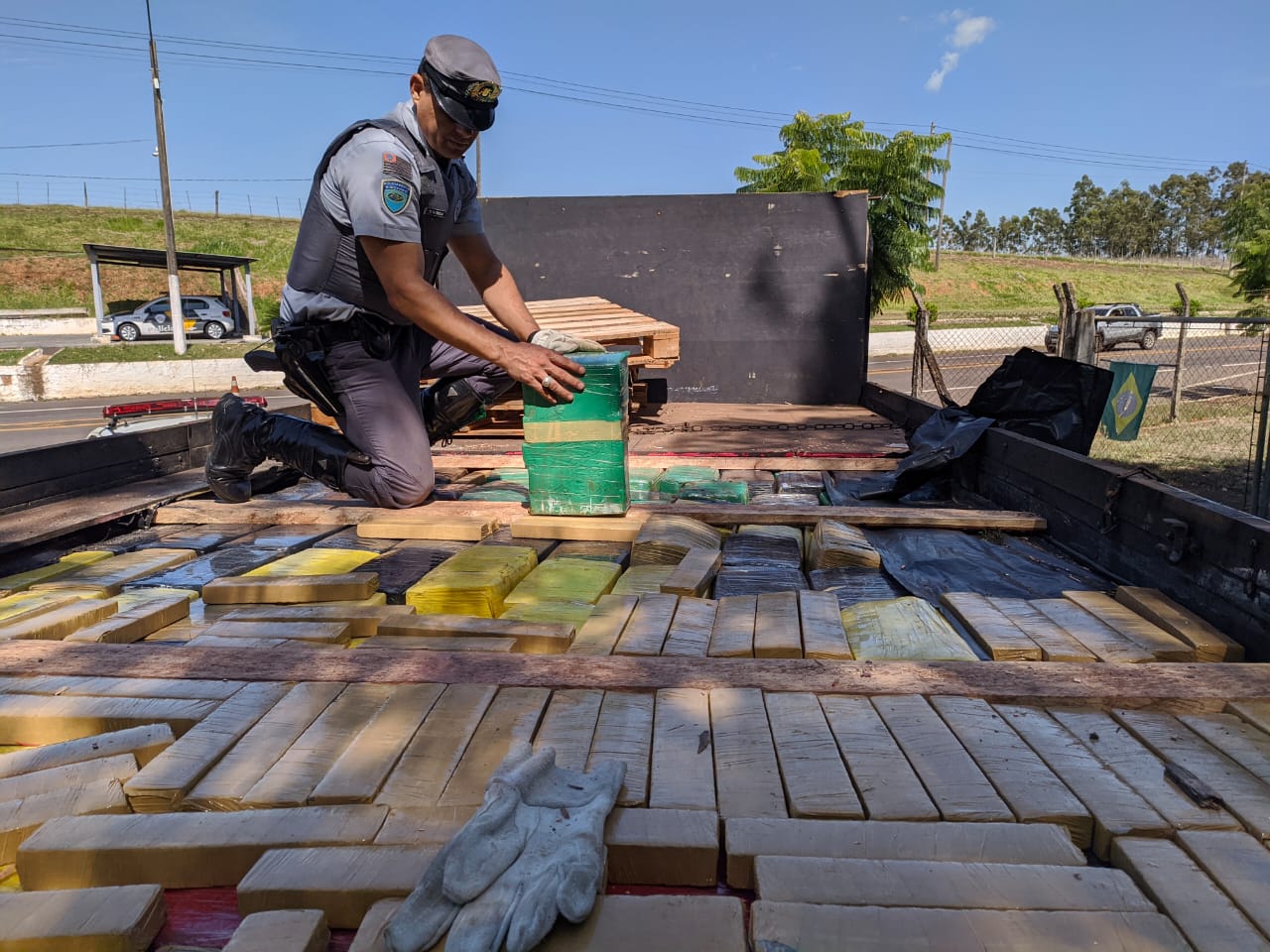 Condutor de caminhão com carga de maconha é preso por Tráfico de Drogas em Parapuã