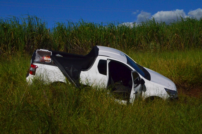 Motorista perde o controle e veículo se choca contra barranco na SP-294 em Flórida Paulista