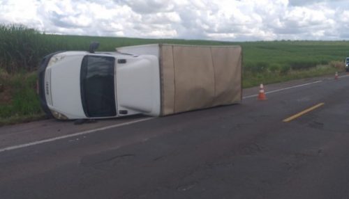 Motorista perde controle e capota caminhão furgão na SP-425, em Parapuã