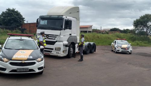 Polícia Rodoviária localiza caminhão Mercedes Bens roubado abandonado em rodovia