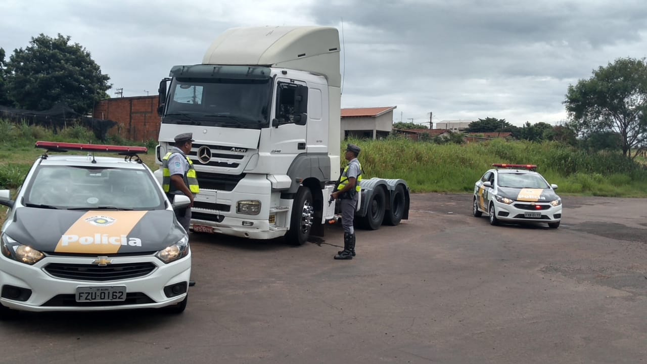 Polícia Rodoviária localiza caminhão Mercedes Bens roubado abandonado em rodovia