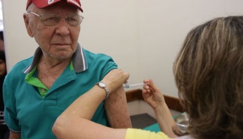 Em Adamantina idosos são vacinados nas residências contra a gripe