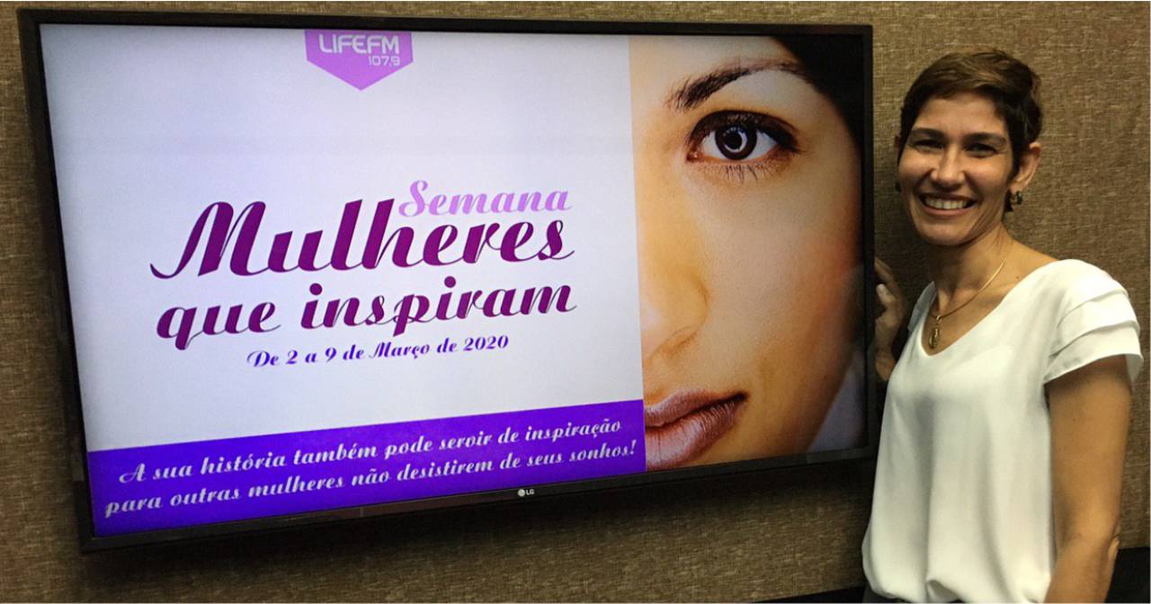 Farmacêutica Cristina Marquetti representa Pharmácia Chamomilla em Semana da Mulher na Rádio Life