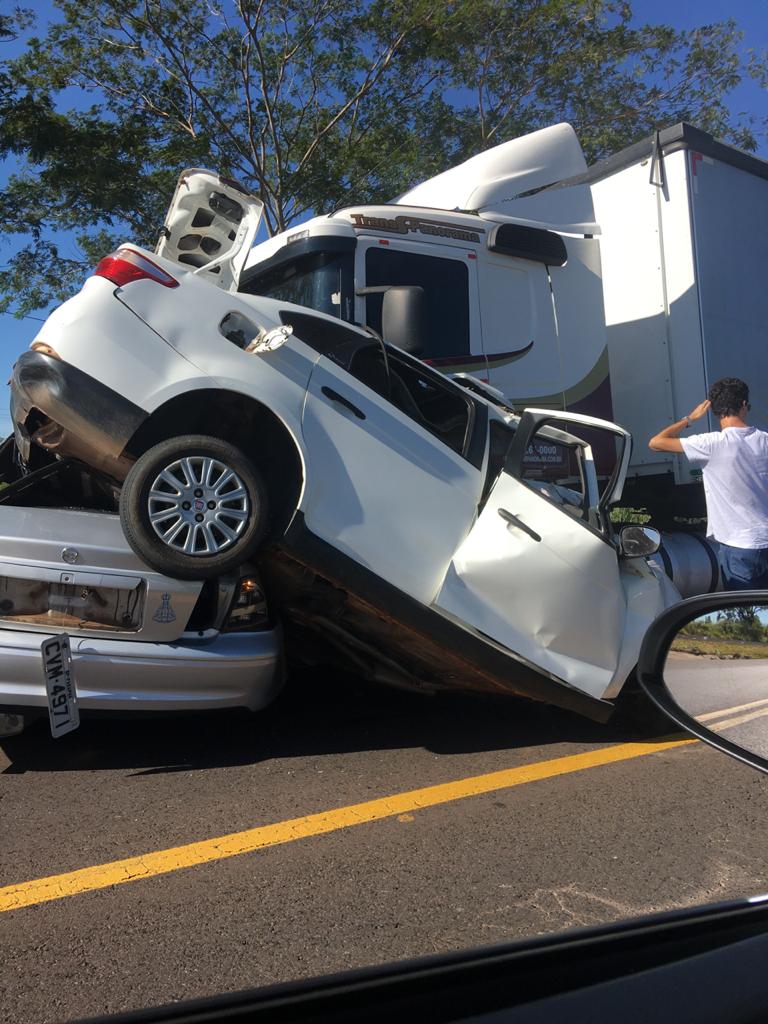 Acidente grave evolve dois automóveis e um caminhão pela SP-294 em Parapuã