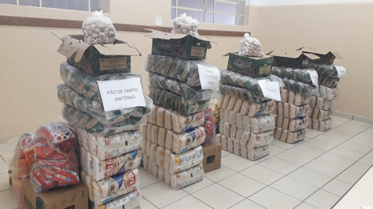 Secretaria Municipal de Educação de Adamantina repassa alimentos para o Fundo Social de Solidariedade