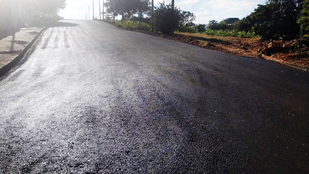 Novos trechos de ruas e avenidas de Adamantina recebem recapeamento asfáltico