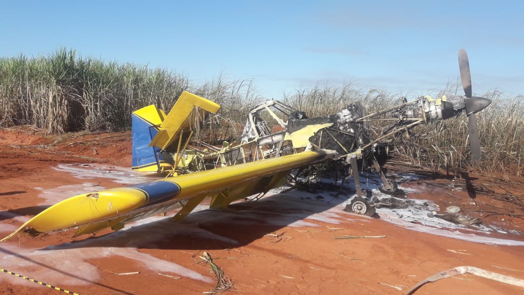 Avião utilizado para pulverização agrícola cai em canavial em Junqueirópolis