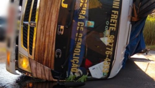 Caminhão carregado de ferro tomba na SP-425, em Parapuã