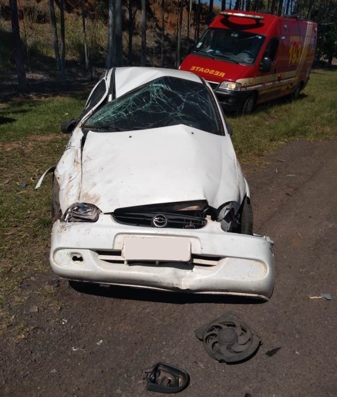 Carro da Prefeitura de Adamantina fica destruído em acidente, motorista não se feriu