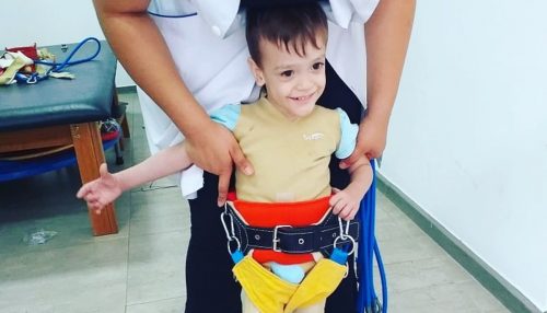 Garoto Davi de Inúbia Paulista já está com acelerador de marcha e aprendendo a andar