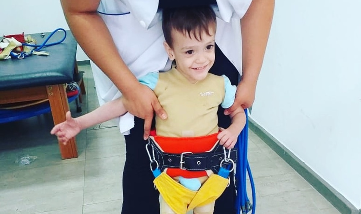 Garoto Davi de Inúbia Paulista já está com acelerador de marcha e aprendendo a andar