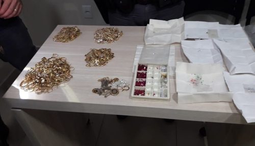 Homem é preso com joias e pedras preciosas estimadas em meio milhão em rodovia de Jaú