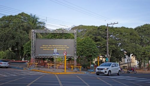 Painéis de led com mensagens de prevenção e otimismo são instalados em Adamantina