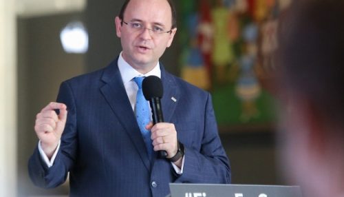 Governo de SP planeja retomada gradual de aulas presenciais em julho