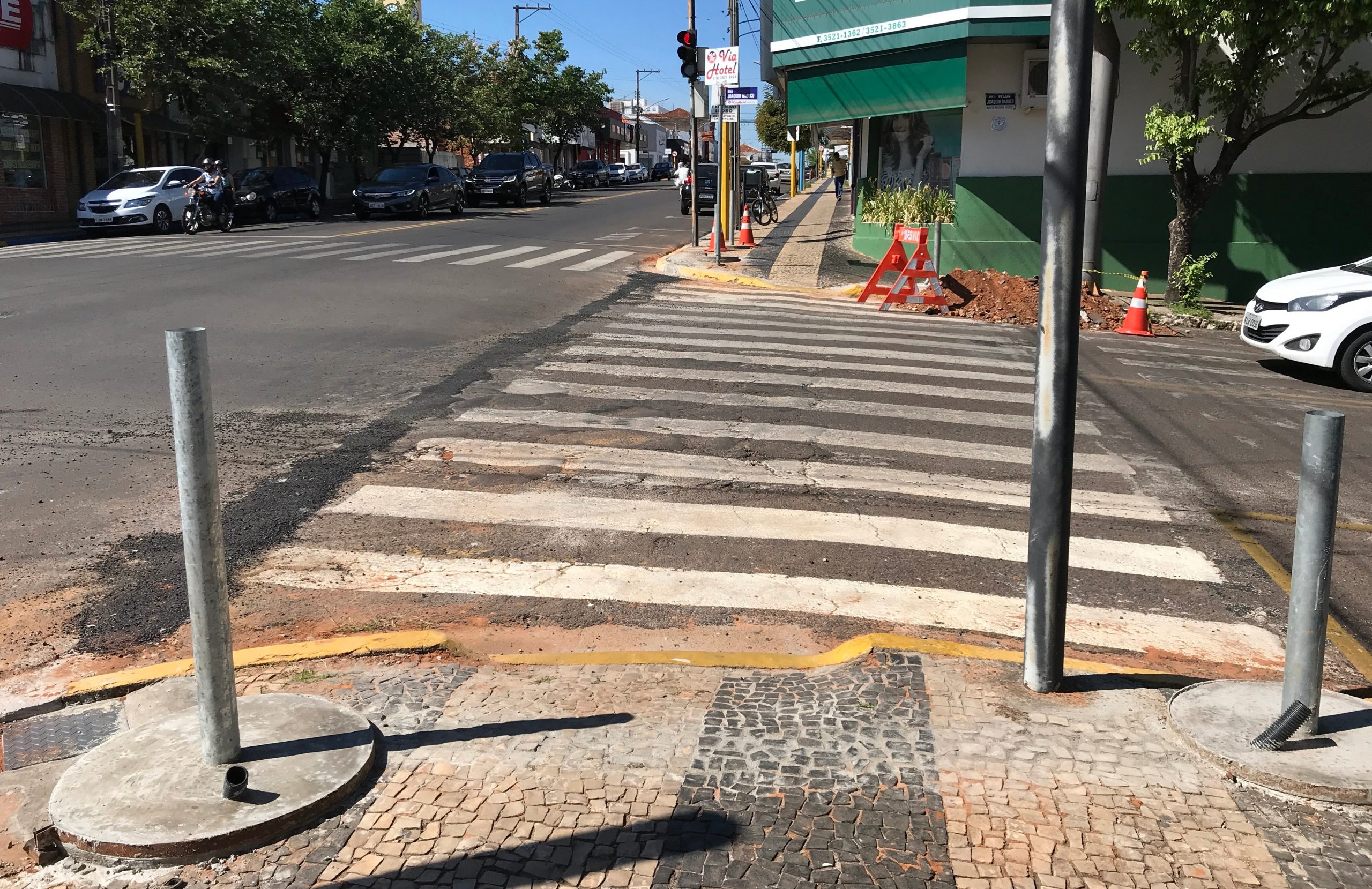 Semáforos serão substituídos por totens semafóricos em dois cruzamentos na Rio Branco em Adamantina