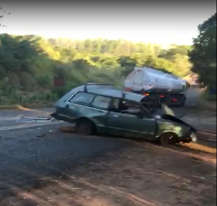 Choque frontal entre dois veículos deixa duas vítimas fatais na Vicinal Plácido Rocha na ponte do Rio Feio em Adamantina