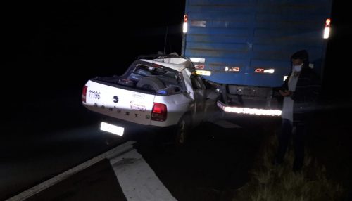 Motorista sai ileso após grave acidente entre utilitário e caminhão na SP-294