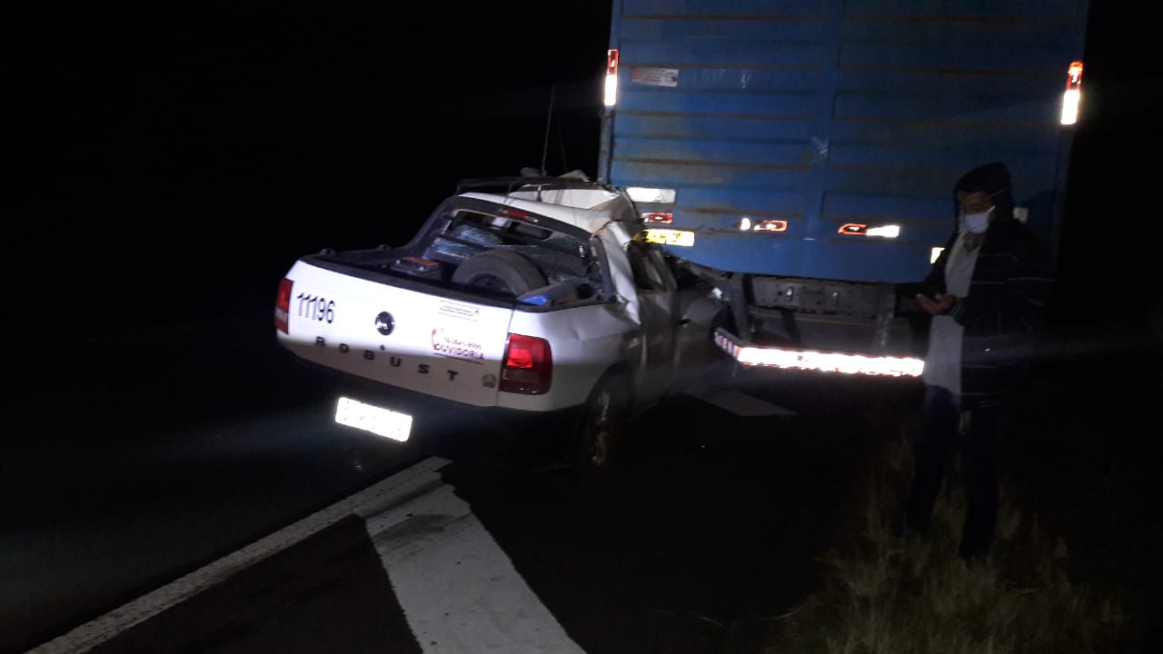 Motorista sai ileso após grave acidente entre utilitário e caminhão na SP-294