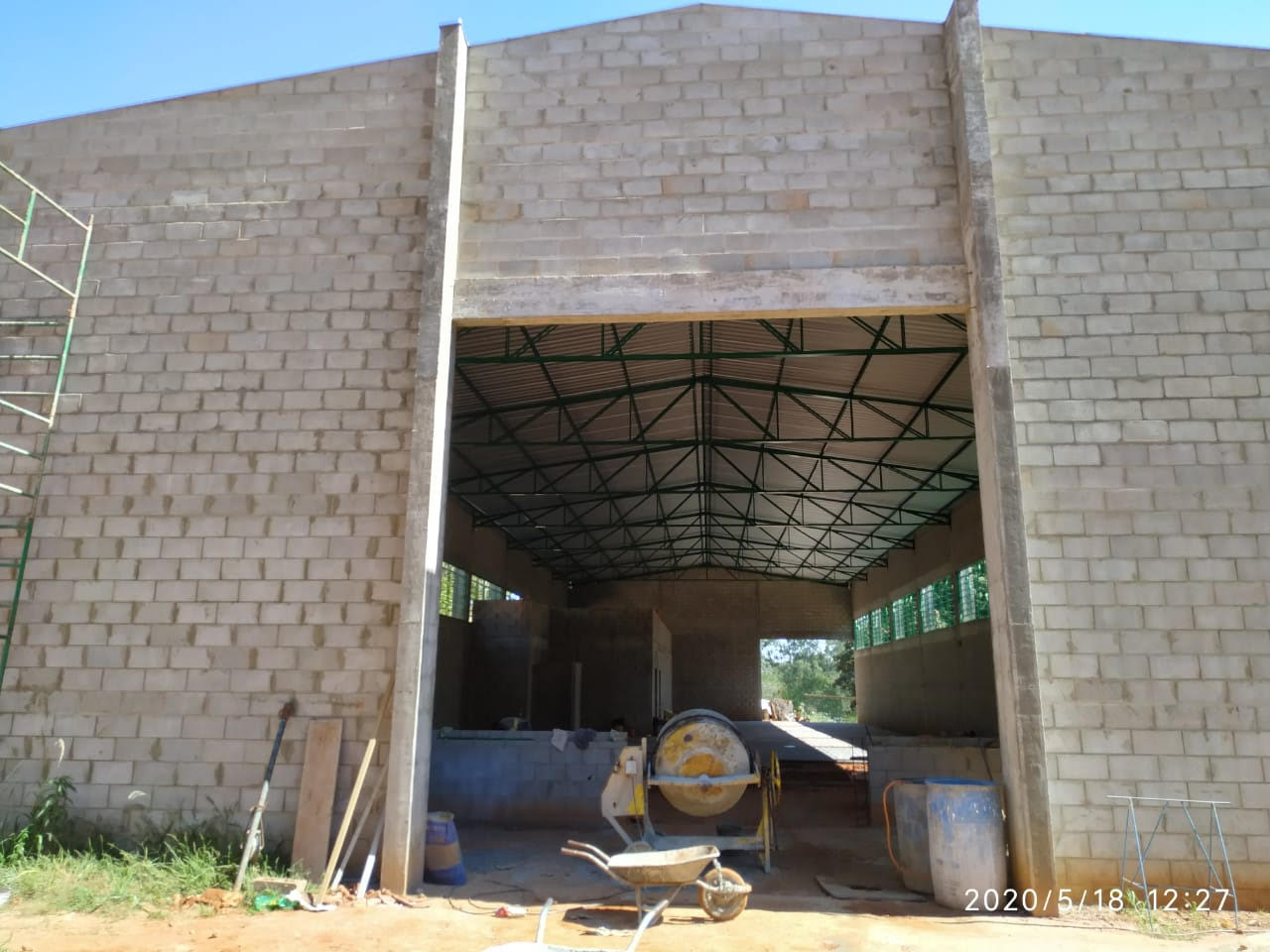 Construção do barracão da coleta seletiva continua em Adamantina